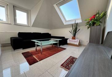 Lichtdurchflutete, möblierte 3-Zimmer-Dachgeschosswohnung (72 m2)