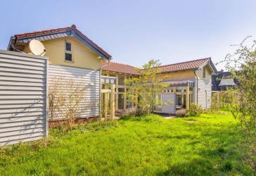 Bahnhofsnahes Architektenhaus in Eggersdorf - Mit Panoramafenstern, Einbauküche, Sauna, Garage usw.