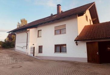 Titel: Schöne helle 4 Zimmer Dachgeschosswohnung mit Balkon & 2 Stellplätz in Nandlstadt