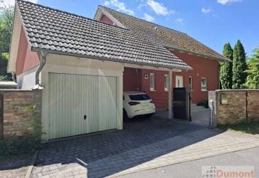 Freistehendes Einfamilienhaus mit großem, grünem Grundstück und niedrigem Energieverbrauch.