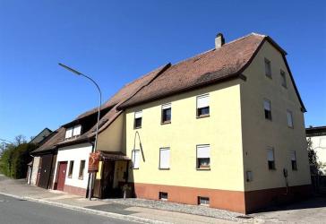 Zweifamilienhaus mit Scheune, Schuppen Garage und idyllischem Garten