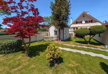 Mehrgenerationenanwesen mit Premium-Garten und zwei Garagen - zwei Eingänge - Zwei Wohnungen