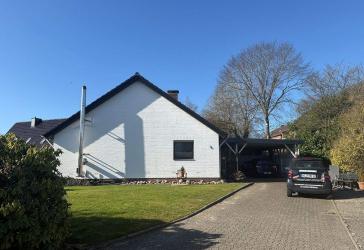 Meldorf: Großzügiger vollunterkellerter Bungalow mit 3 Zimmern in Sackgassenlage