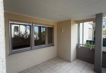 Frisch renovierte 2-Zimmer-Wohnung mit Balkon, EBK & Tiefgarage in Esslingen