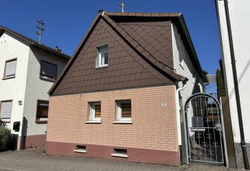 Sanierungsbedürftiges Einfamilienhaus mit Anbauten und großem Garten in Trippstadt