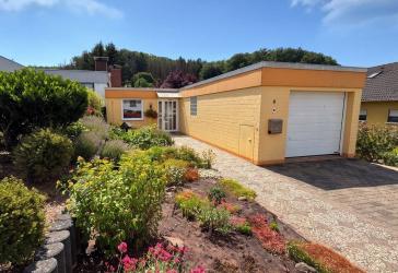 Otterberg: Top gepflegtes Reihenendhaus (Bungalow) mit schönem Garten und Garage