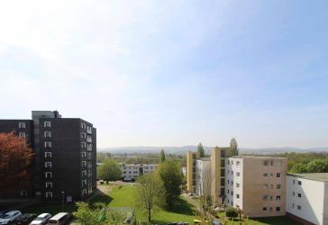 Bezugsfrei ab August: Gepflegte 3-Zimmer-Wohnung mit Balkon, Ausblick und Stellplatz