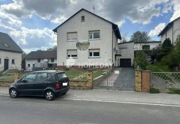 Teilvermietetes Zweifamilienhaus und vermietetes Nebenhaus mit Garage und Garten