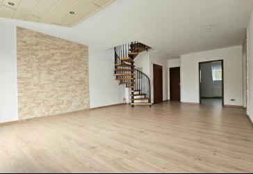 Frisch renovierte 4-Zimmer-Maisonette mit Balkon und Akzentwand