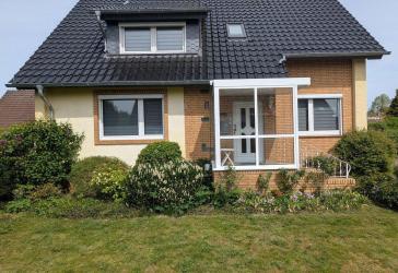Zweifamilienhaus mit zwei Garagen und großem Garten