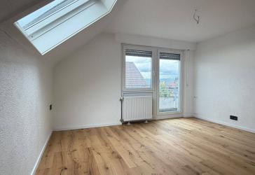 Frisch renovierte 3-Zimmer-Dachgeschosswohnung mit Parkett & Balkon in zentraler Lage von Schorndorf