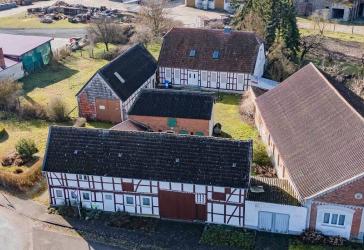 Wohnen, Arbeiten und Tierhaltung unter einem Dach – kleine Hofstelle mit historischem Charme