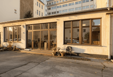 Modernisierte Büroeinheit mit Außenflächen und 6 Stellplätzen in Berlin-Wilmersdorf