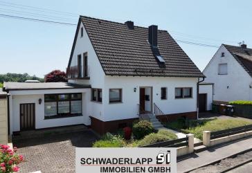 Einfamilienhaus mit Einliegerwohnung/Büro auf schönem Grundstück