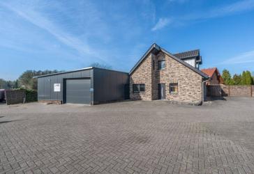 Stilvolles Einfamilienhaus mit Gewerbehalle in zentraler Lage