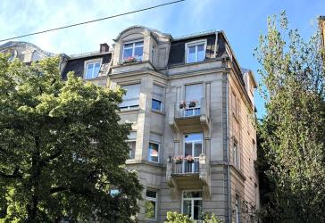 Zeitgemäßes Wohnen mit historischem Flair: 4-Zimmer-Wohnung im 1. OG mit Küchenzeile & 2 Balkone.