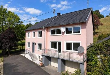 Zweifamilienhaus mit großem Grundstück | Schöner Garten | Carport & Garagen