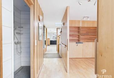 Großzügige Erdgeschosswohnung mit offenem Grundriss und separatem Schlafbereich