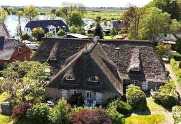 Reetdachhaus-5 Ferienwohnungen auf dem Land am Wasser, Kamin,Sauna, Garten,Apfelbäume