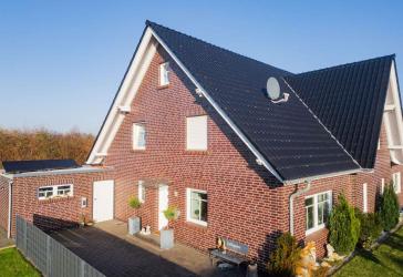 Moderne Doppelhaushälfte in Hage mit Stil und hochwertiger Ausstattung auf ca. 155 m²