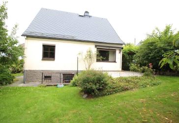 Renovierungsbedürftiges Freistehendes Einfamilienhaus mit großem Garten