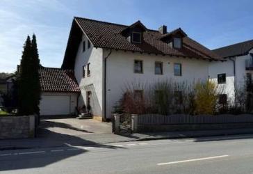 Solide Kapitalanlage: 3-Familienhaus mit Garten und Stellplätzen in Deggendorf!