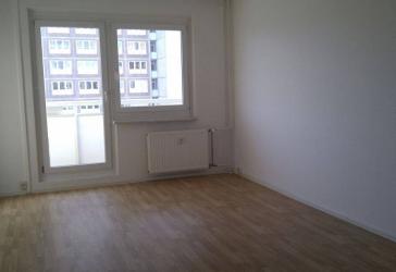 Familien aufgepasst: Frisch geweißte 4-Zimmerwohnung mit Aufzug und Balkon