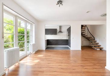 WOHNEN AUF 3 EBENEN ....mit Terrasse, eigenem Garten und Tiefgarage!