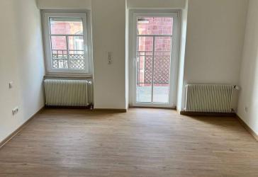 Erstbezug nach Komplettsanierung! Aparte 3 - Zimmerwohnung mjit neuer Einbauküche und Balkon in zentraler Lage
