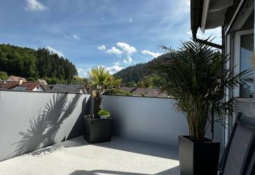 Wunderschön sanierte Eigentumswohnung mit Garage, Balkon und Bergblick