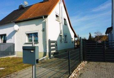 - Unterkellertes Einfamilienhaus (DHH) mit Garten und Stellplätzen -