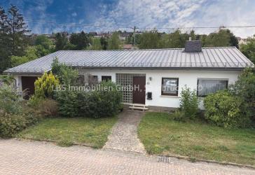 Einfamilienhaus mit Einliegerwohnung, Garage und großem Garten in verkehrsberuhigter Umgebung