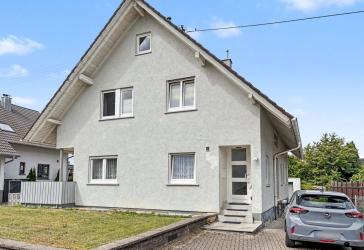 Großzügiges Zweifamilienhaus in Gaggenau-Oberweier - ideal für Familien oder Generationenwohnen