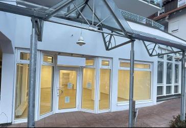 Gewerbeeinheit im Erdgeschoss mit attraktiver Schaufensterfront