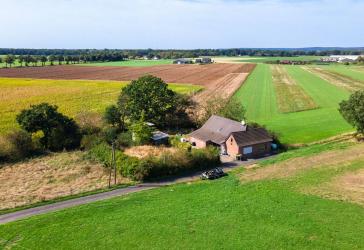 Katstelle in Alleinlage: Zwischen Feldern und Wiesen in Goch-Hommersum an der NL-Grenze