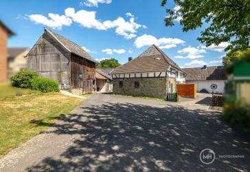 MANNELLA *Ein Zuhause mit Geschichte* Drei Wohneinheiten mit viel Lagerfläche und großem Grundstück