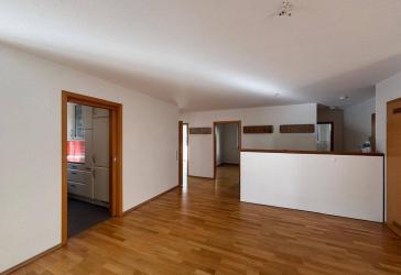 Wohnen wie im eigenen Haus – Gartenwohnung mit Wintergarten und Terrasse