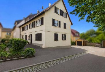 Idyllisches Mehrfamilienhaus im Ortskern mit vier Wohneinheiten