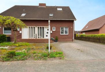 Doppelhaushälfte mit Garage, Garten & ausgebautem Dachboden - Viel Platz für Ihre Ideen