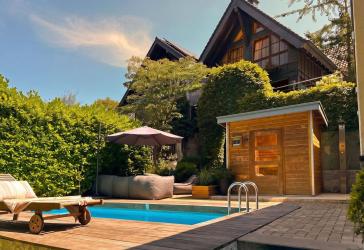 Architektur trifft Privatsphäre - besonderes Einfamilienhaus mit Pool, Sauna und Garten im Grünen