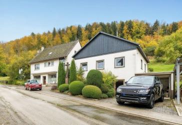 Zwei vielseitige Häuser mit Garten, Wellness- und Gewerbebereich