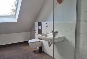 Sanierte 3-Raum- Dachgeschoss- Wohnung mit Wanne und Dusche