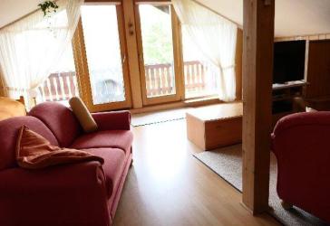 Sehr dörfliche 1993 neu erstellte 2-Zi-Maisonette-Wohnung mit Einbauküche, Loggia und Carport!