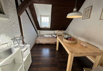 Liebevoll gestaltete Dachgeschosswohnung mit Einbauküche und Altbauflair