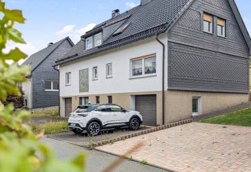 Großzügiges Zweifamilienhaus mit malerischer Aussicht