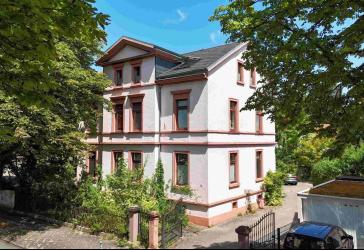 Am Schloss Philippsruhe: Denkmalgeschütztes Dreifamilienhaus mit WEG-Aufteilung