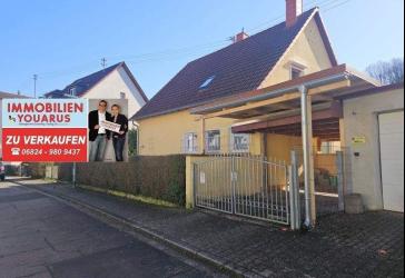 Freistehendes Einfamilienhaus mit Einfahrt zur Garage, Carport, Balkon, Garten, Keller in Ottweiler