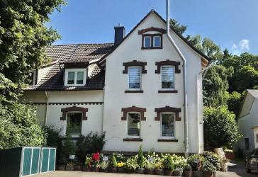 Stilvoll saniertes Zweifamilenhaus mit erschlossenem Baugrundstück in Diemelsee-Adorf