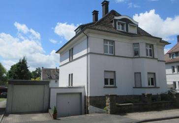 Hälfte eines Zweifamilienhauses mit großem Garten