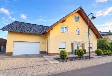 Platz für die ganze Familie: EFH am Feldrand mit Doppelgarage, PV & Sauna - provisionsfrei